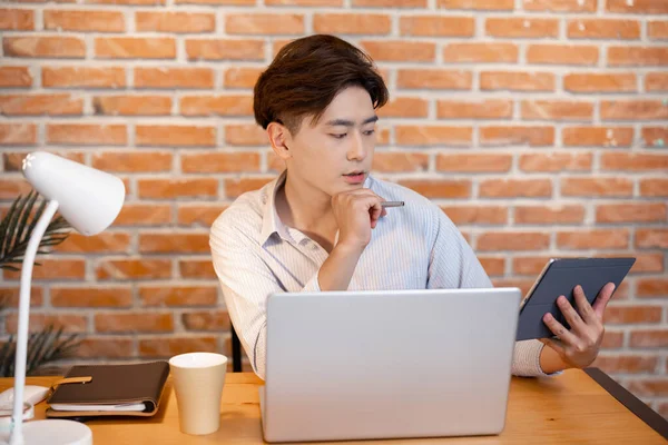 Telearbeitskonzept Asiatischer Geschäftsmann Nimmt Laptop Videotreffen Teil Und Schaut Sich — Stockfoto