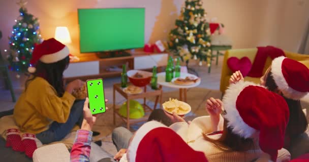 Friends watch TV while Christmas — Stock Video