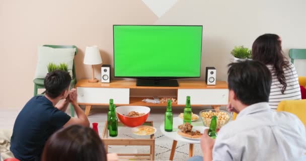 Amigos ver televisión de pantalla verde — Vídeo de stock