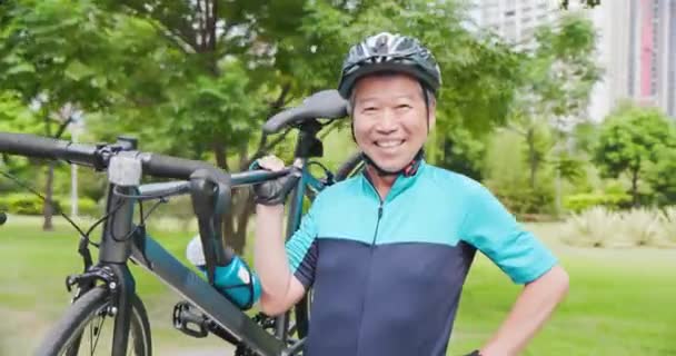Staruszek trzymający rower — Wideo stockowe