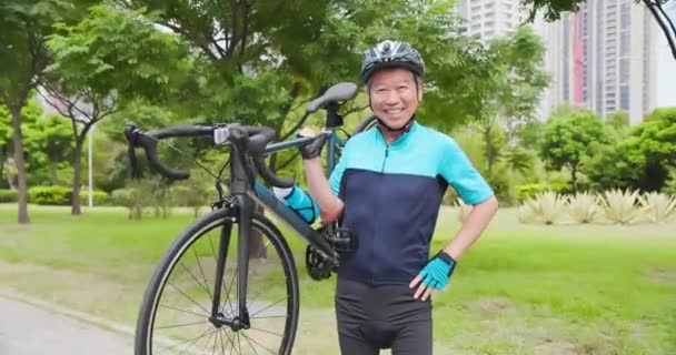 Старий тримає велосипед — стокове відео