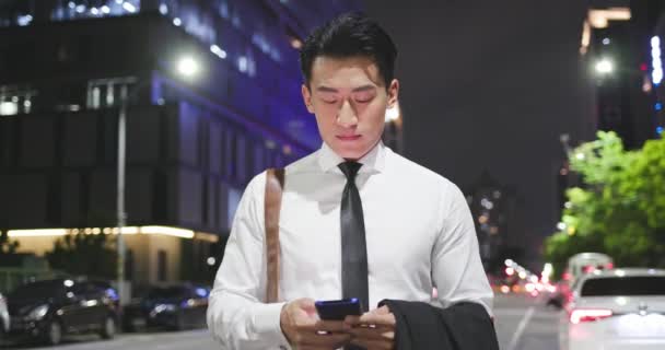 Homme d'affaires utiliser smartphone extérieur — Video
