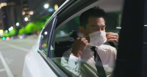 ビジネスマンは車の中でマスクをつけて — ストック動画