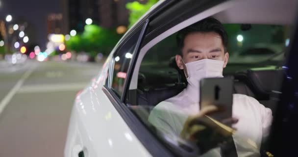 Businessman wear mask in taxi — Stock Video