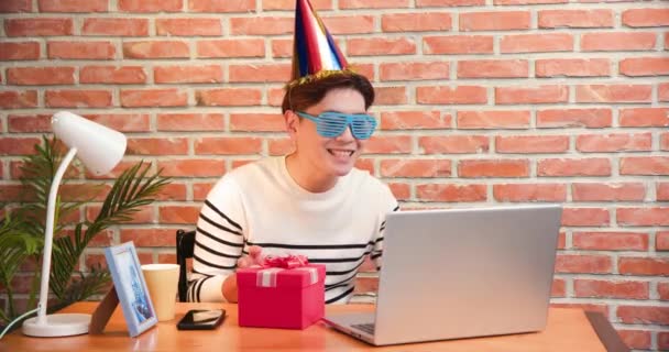 Homem celebrando aniversário online — Vídeo de Stock