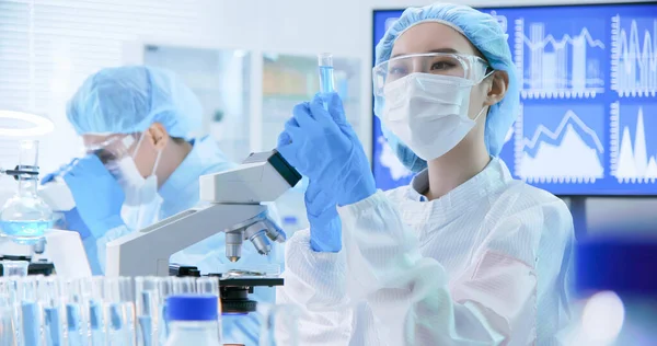Asiatisches Biotechnologie Wissenschaftlerteam Nimmt Reagenzglas Experimente Labor Durchzuführen — Stockfoto