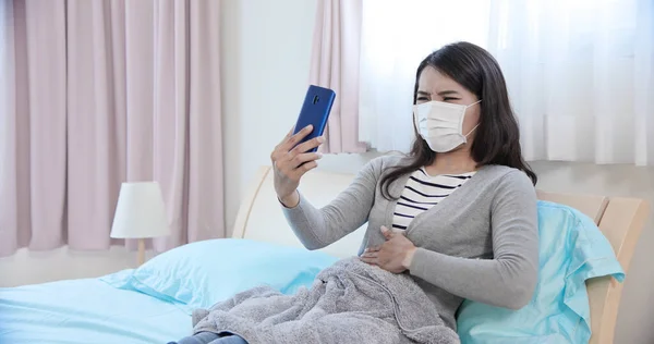 Teletıp Konsepti Asyalı Kadın Hasta Sağlık Durumunu Cep Telefonunun Önünde — Stok fotoğraf