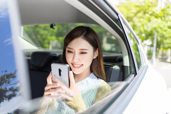 Asiático Bem Sucedido Mulher Negócios Usar Telefone Inteligente Carro — Fotografia de Stock