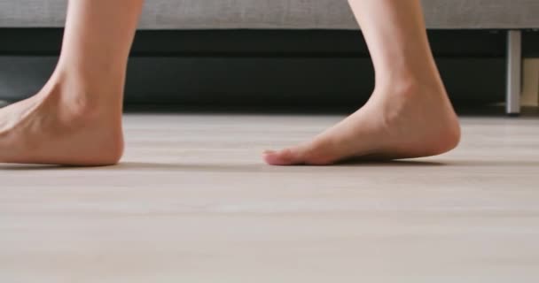 歩く女性のスローモーション — ストック動画