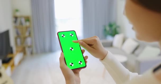 Teléfono móvil con pantalla verde — Vídeos de Stock