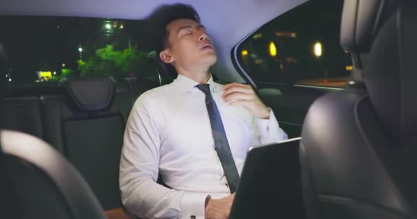 Comutação homem se sentir cansado — Vídeo de Stock