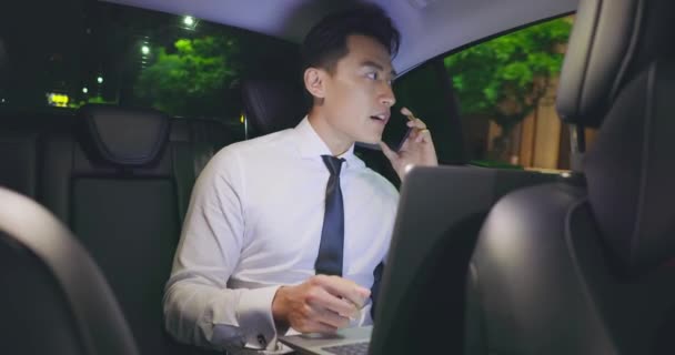 Homme d'affaires travail en voiture — Video