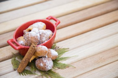 Ahşap masa içinde yağmur kek