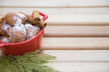 Ahşap masa içinde yağmur kek