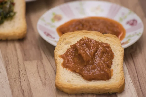 Pate ile tost servis