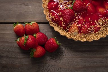 Masanın üzerinde nefis çilekli pasta