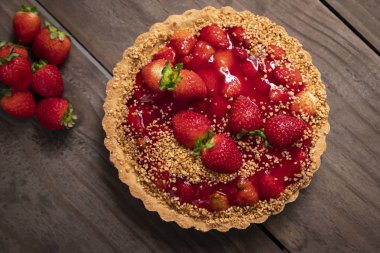 Masanın üzerinde nefis çilekli pasta