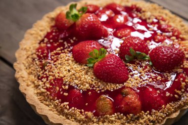 Masanın üzerinde nefis çilekli pasta