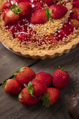 Masanın üzerinde nefis çilekli pasta