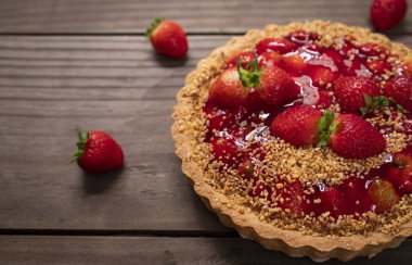 Masanın üzerinde nefis çilekli pasta