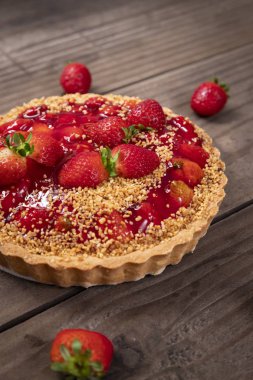Masanın üzerinde nefis çilekli pasta