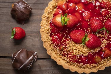 Masanın üzerinde nefis çilekli pasta