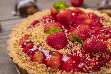 Masanın üzerinde nefis çilekli pasta