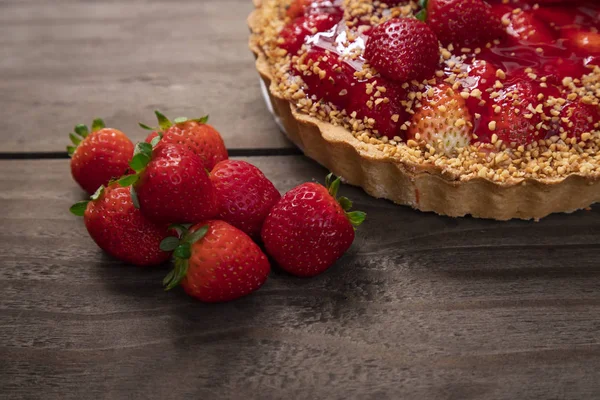 Masanın üzerinde nefis çilekli pasta