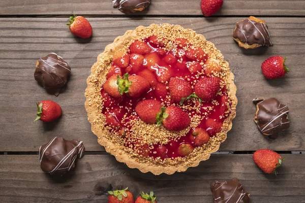 Masanın üzerinde nefis çilekli pasta