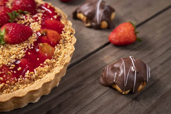 테이블 위에 놓인 맛있는 딸기 케이크 — 스톡 사진