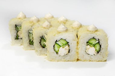 Rulo (tavuk, salata, salatalık, Parmesan peyniri, beyaz sos).