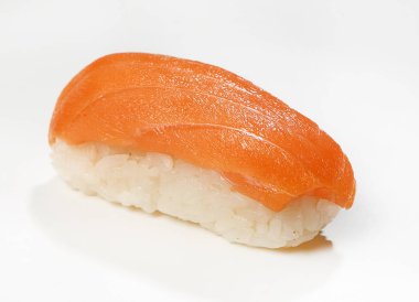 Nigiri-suşi somon, yakın çekim, beyaz arka plan ile.