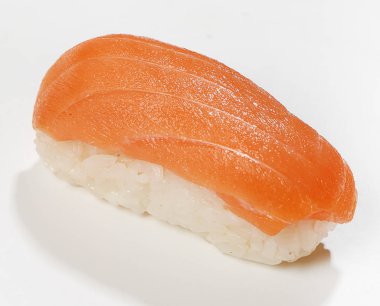 Nigiri-suşi somon, yakın çekim, beyaz arka plan ile.