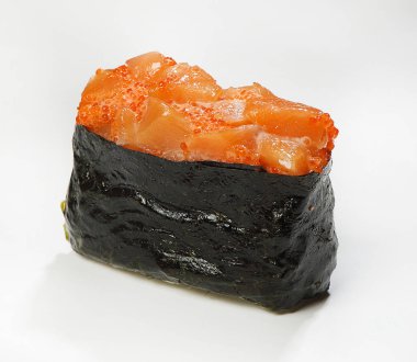 Gunkan-suşi nori somon ve tobiko, yakın çekim, beyaz arka plan ile.