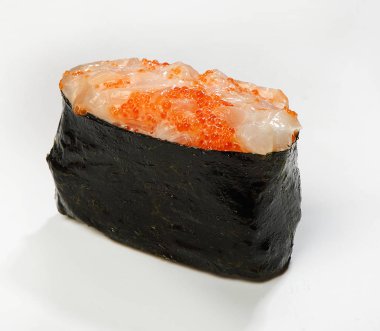 Gunkan-suşi nori tarak ve tobiko, yakın çekim, beyaz arka plan ile.