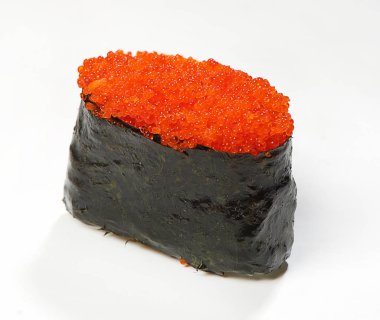 Gunkan-suşi nori havyar uçan balık, yakın çekim, beyaz arka plan ile.