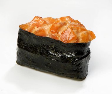 Baharat-suşi (baharat somon füme), kapatmak - yukarıya, beyaz arka plan.