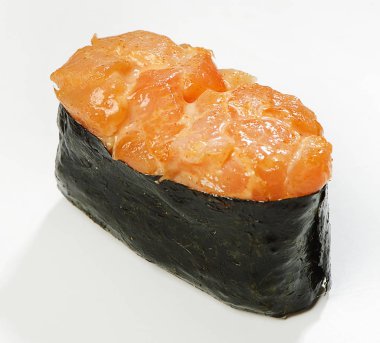 Baharat-suşi (baharat somon), kapatmak - yukarıya, beyaz arka plan.