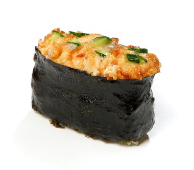 Baharat-suşi (baharat yılan balığı salatalık ile), yakın çekim, beyaz arka plan.