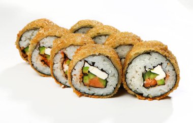 Sıcak rulo (salatalık, somon, masaga, peynir Fitaki peynir).