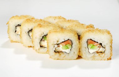 Sıcak rulo (somon, yılan balığı, Philadelphia peynir, avokado, Panko).