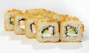 Sıcak rulo (kaplan karides, Philadelphia peyniri, salatalık, baharat sosu).