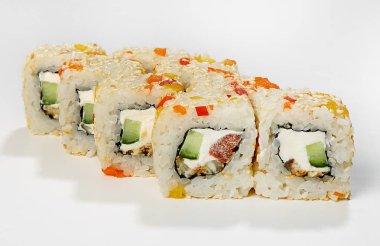 Rulo (yılan balığı, salatalık, domates, dolmalık biber, Philadelphia peynir, susam).