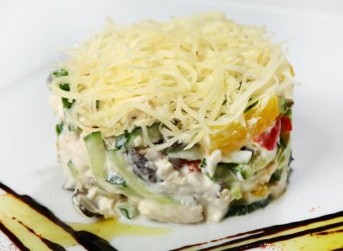 Salata (kızarmış tavuk shitaki mantar, biber, salatalık, peynir ve California sos ile).