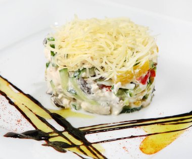 Salata (kızarmış tavuk shitaki mantar, biber, salatalık, peynir ve California sos ile).