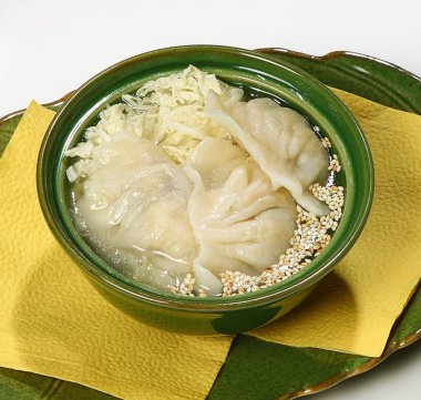 Wantan çorbası (tavuk, mantar ve tavuk suyu Napa lahana ve susam tohumu ile deniz ürünleri Mantı).