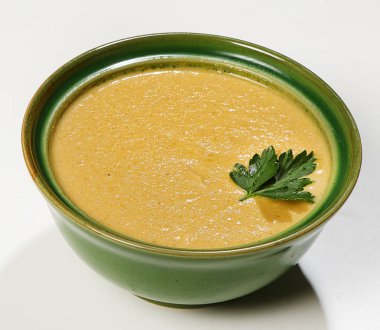 Kremalı işkembe çorbası (sığır eti, patates, havuç, soğan ve pastırma, krema ve kruton ile giyinmiş çorbası).