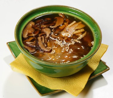 Polinezya (füme yılan balığı, shitaki, Wakame deniz yosunu, susam, harusame erişte, pırasa çorbası).