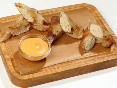 Gevrek rulo tavuk, sos, ahşap tahta üzerinde.