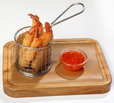 Ahşap bir gemide tempura karides sos.